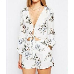 FLYNN SKYE WHITE FLORAL ROMPER NWOT SIZE L